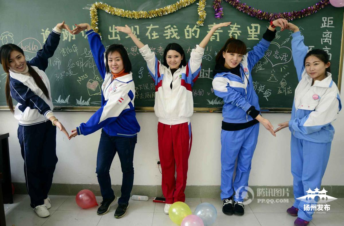 辣妈办学生派对 身着校服重返课堂_扬州发布