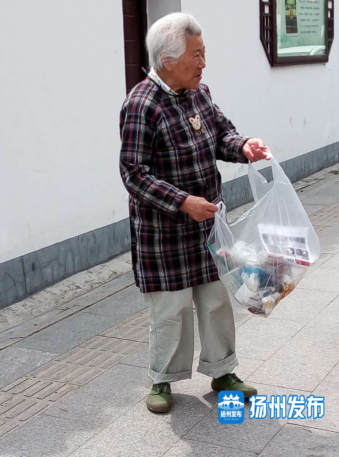 玉器街有位白发老奶奶,因为这个重复的动作,路人