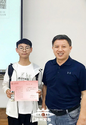 学生与扬州中学校长严济良合影