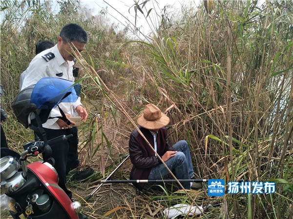 "丁礼全说,根据《关于长江干流江苏段水域禁捕的通告》中"长江干流