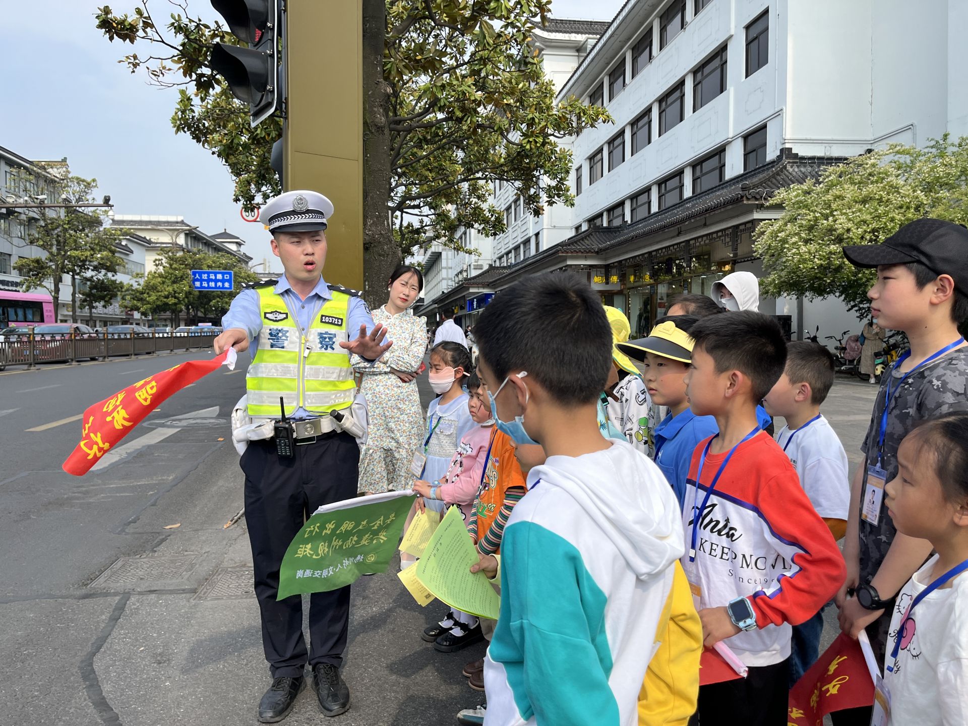 小記者活動贊變身小交警文明踐行者