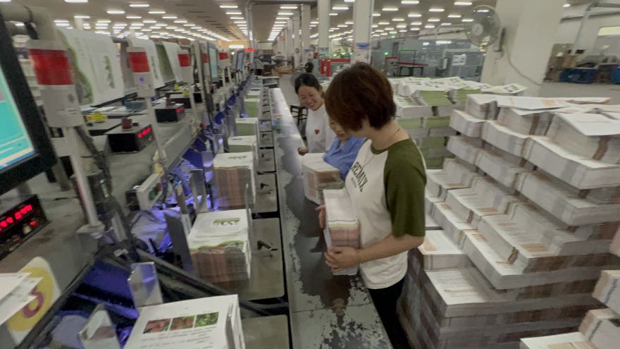 记者看到，这条流水线上有几名工作人员正在作业，一部分工作人员的任务