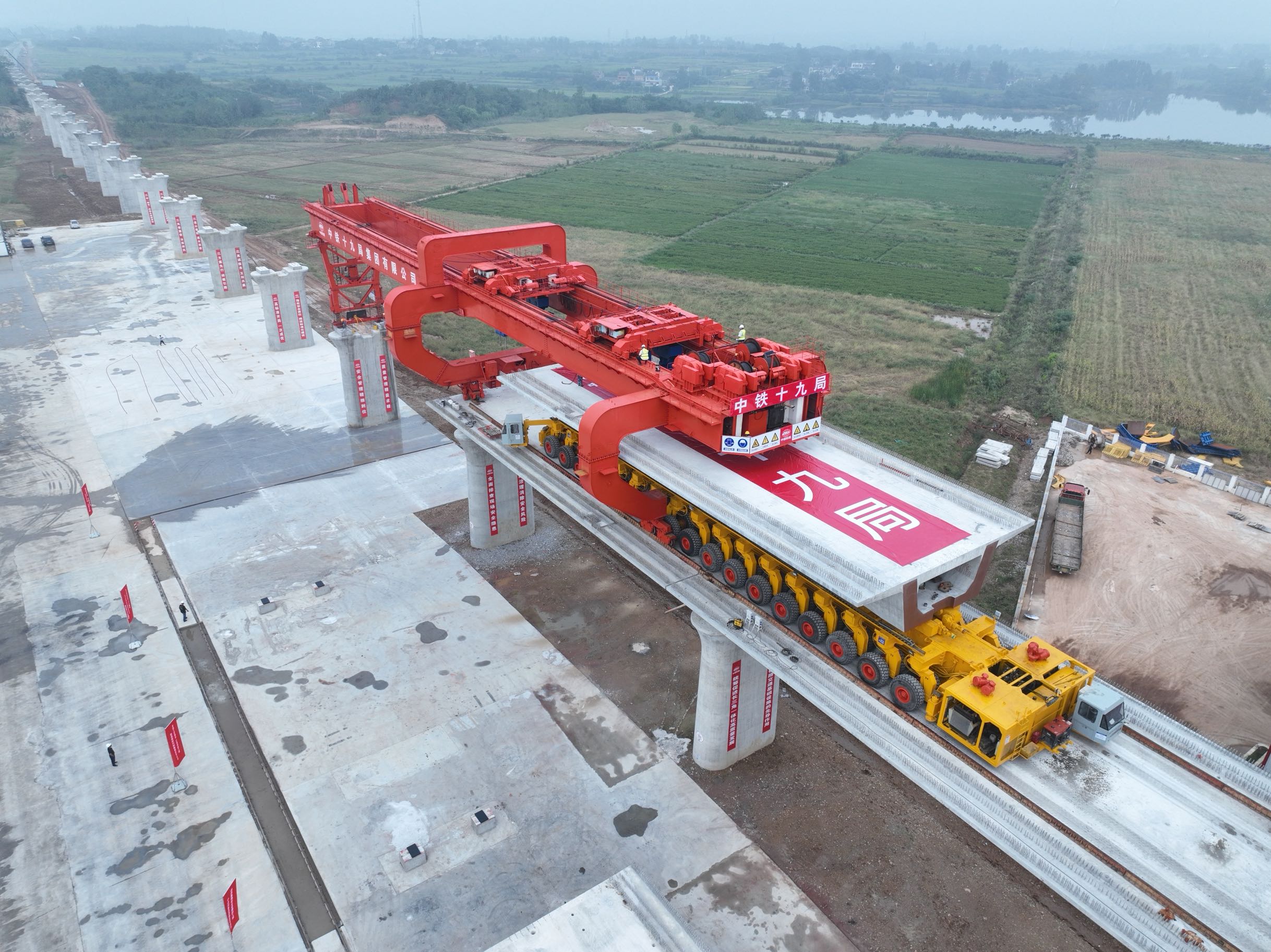 北沿江扬州段首次实现架桥机架设箱梁