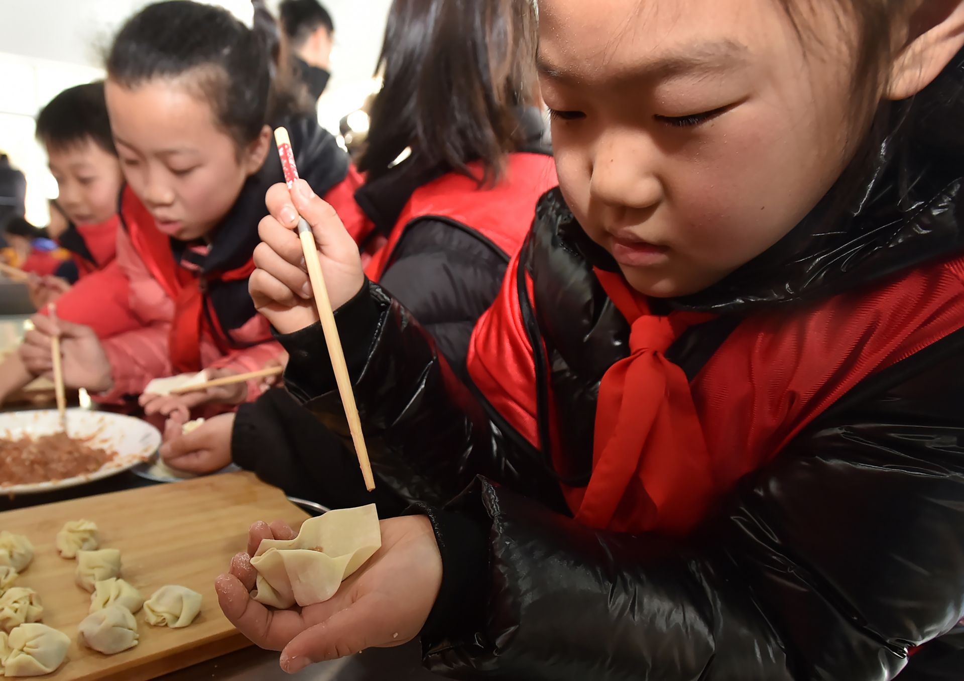 視覺講述大手拉小手暖冬在行動激發鄉村少年愛國情懷