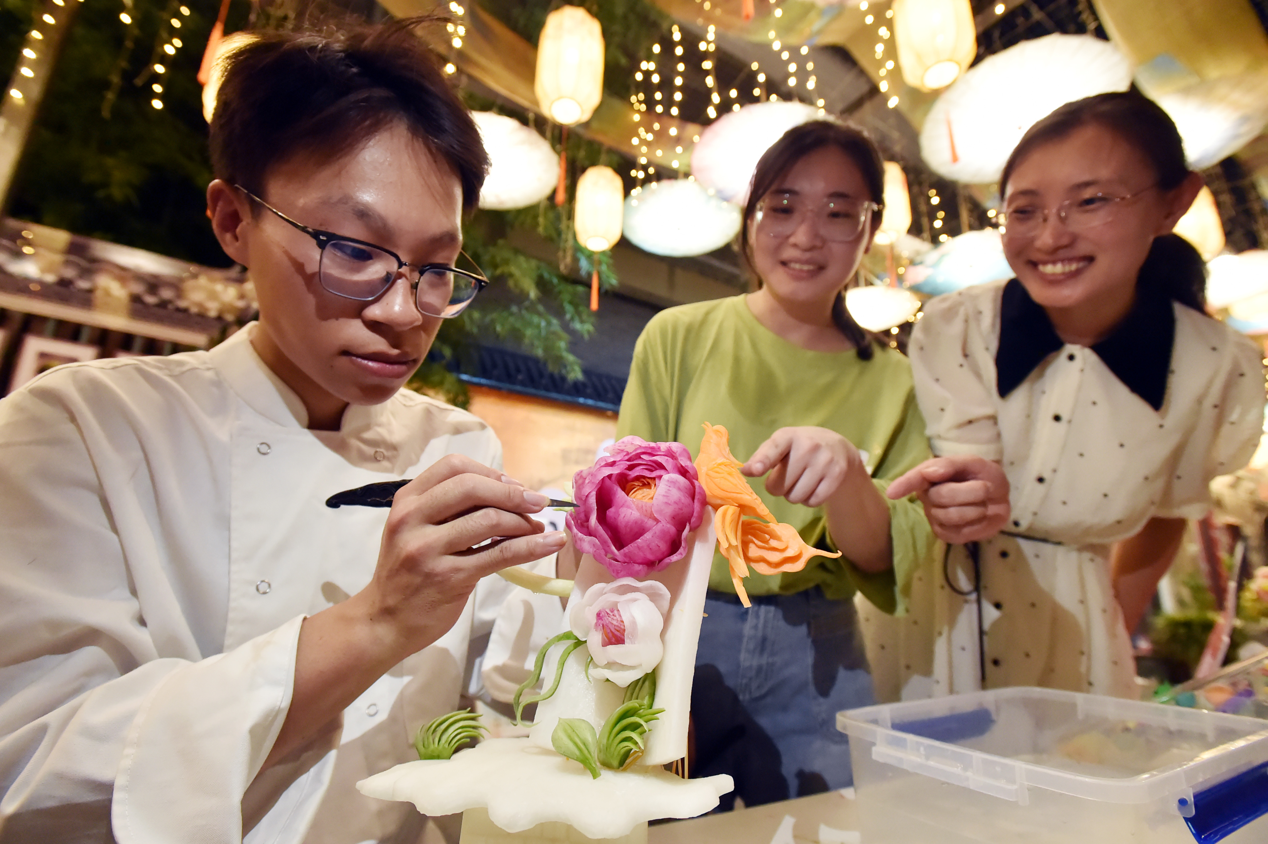 【视觉讲述】大学生展示非遗技艺,市民乐享古城消夏夜