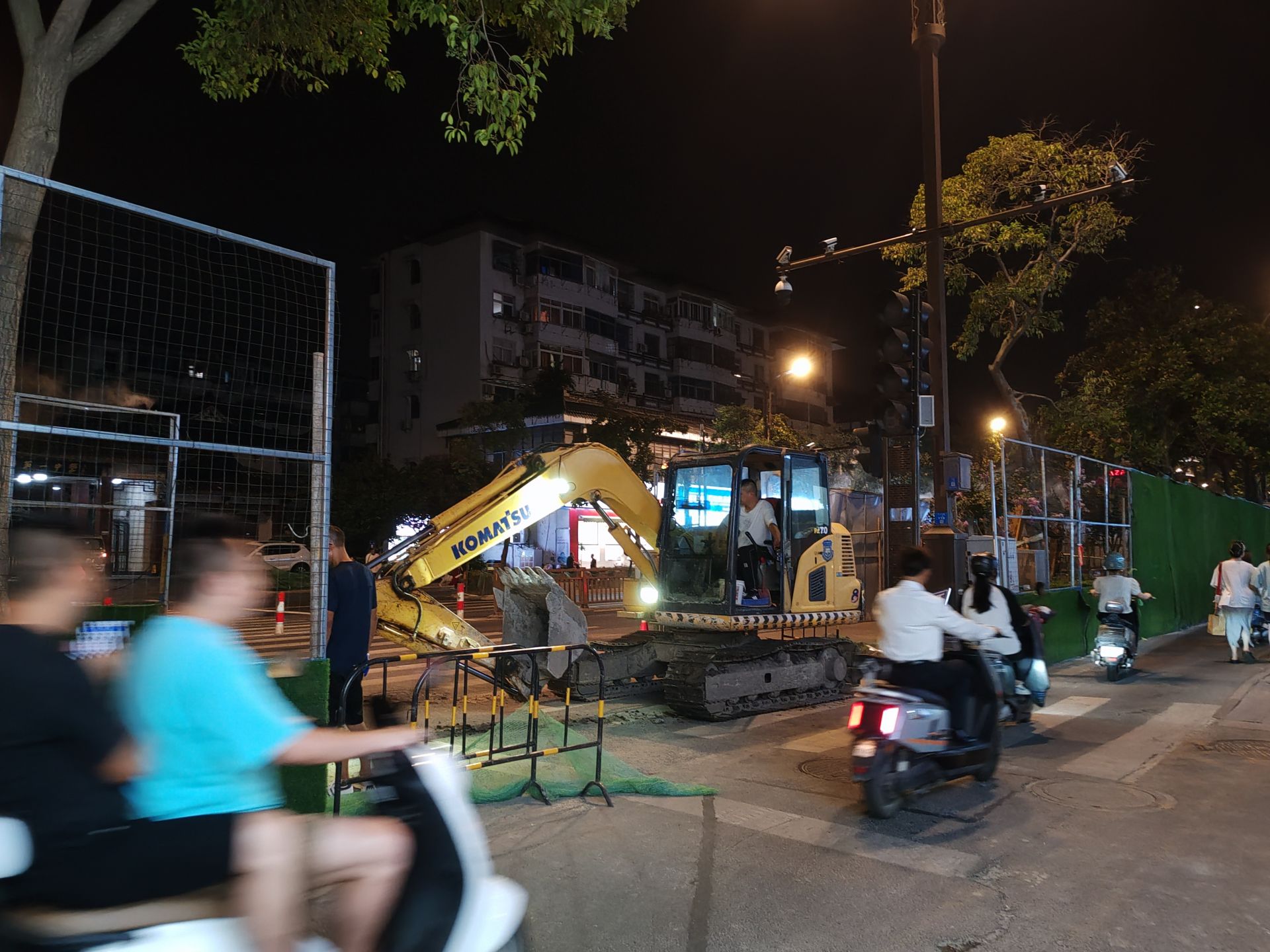 城市夜晚修路图片图片