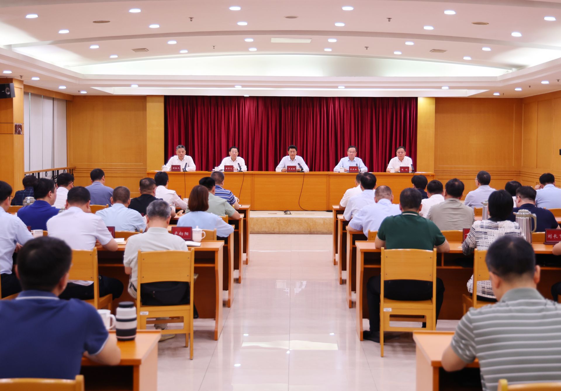 刚上任的领导第一次开会
